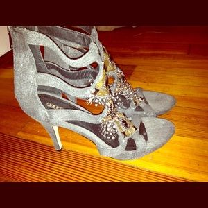 Heels with feather applications