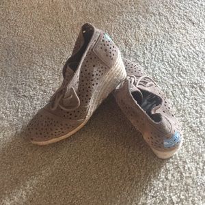 Toms wedges