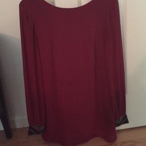 Shift dress burgundy with details on wrists
