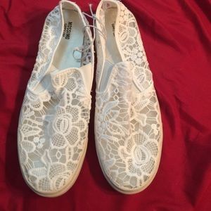 Mossimo lace shoes (never worn) size 10
