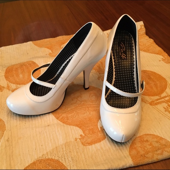 White patent Mary Janes -sz 10 - Picture 2 of 4