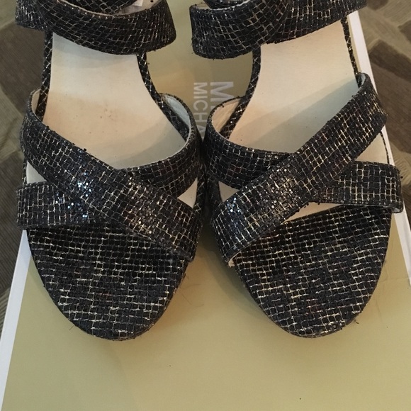 New MK shiny heels - Picture 3 of 4