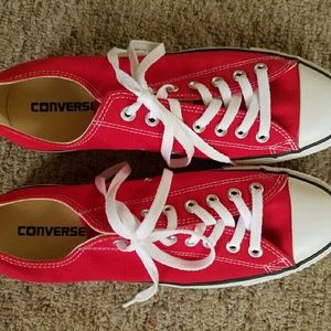 9.5 Sz red converse all star low top chuck Taylors