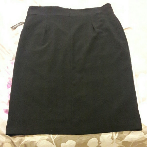 Black straight skirt - Picture 2 of 4