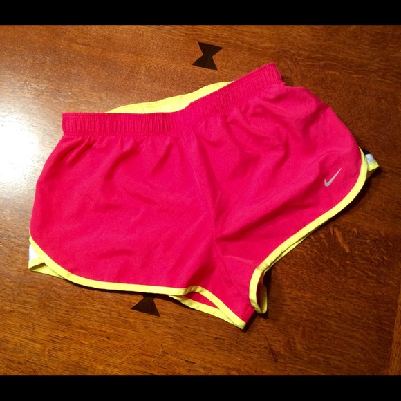 New Listing💕 women's Nike running shorts. - Picture 2 of 3