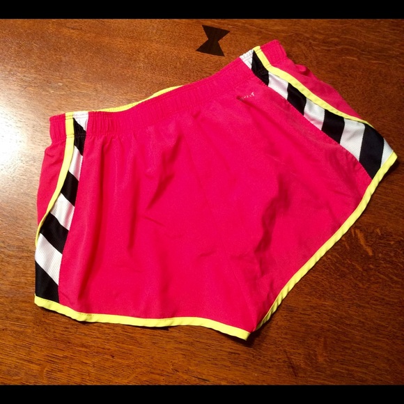 New Listing💕 women's Nike running shorts. - Picture 3 of 3