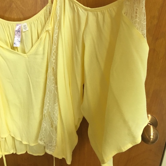 Pale yellow cold shoulder top - Picture 2 of 2