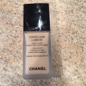 CHANEL Makeup: Perfection Lumiere Beige 10