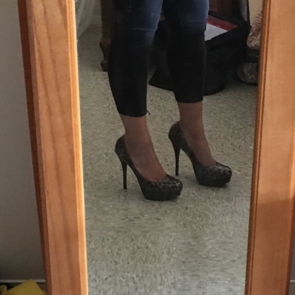 ❌ SOLD ❌ Cheetah Pumps - Picture 3 of 4