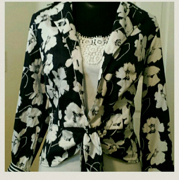 Jones New York Navy & White top