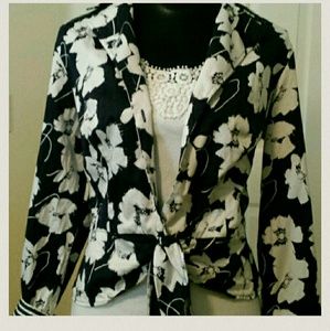 Jones New York Navy & White top