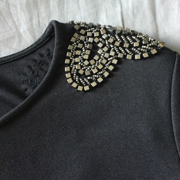 Black top with cute shoulder designs - Picture 3 of 4