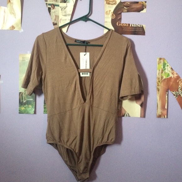 Short sleeve V-neck Body suit .✨