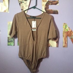 Short sleeve V-neck Body suit .✨