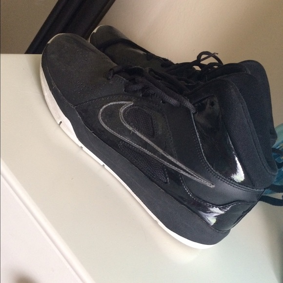 Basketball shoes - Picture 1 of 2