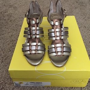 Joan & David size 5 multi gold/bronze sandal