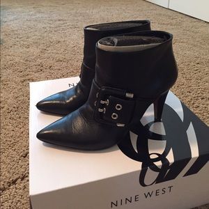 Nine West black pointed toe bootie