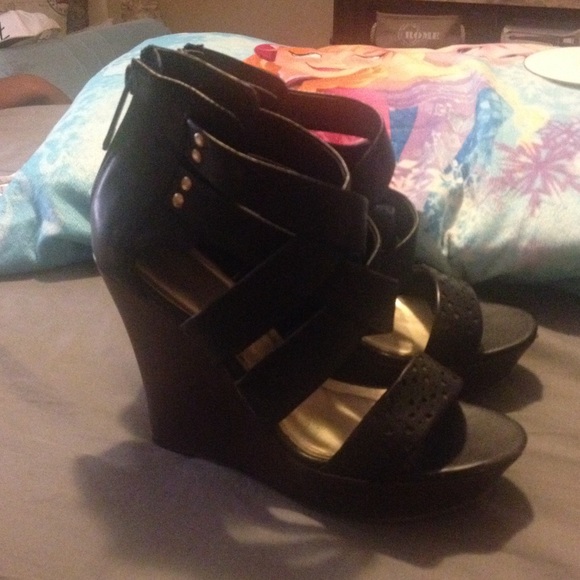 Black wedge by Vera Wang