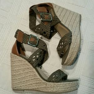 Steve Madden  olive green wedge  Sandal