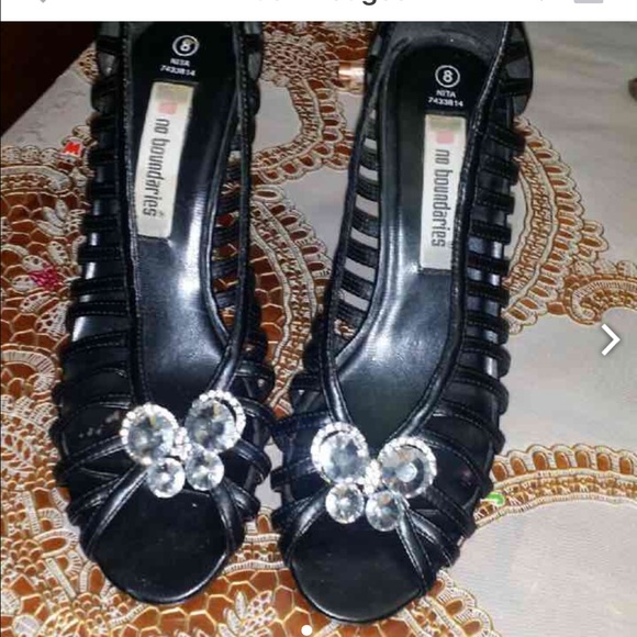 No boundaries Black wedges