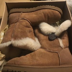 Size 8 Chestnut Bailey button Ugg boot.