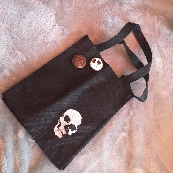 Great  lil black tote with pins