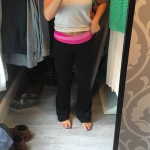 LULULEMON Size 6 Black Astro pant with pink band