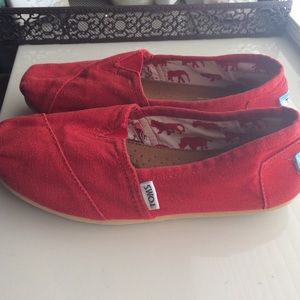 Red TOMS size 8