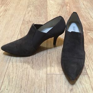 Brown suede boot pumps