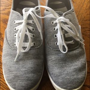 Grey tennis shoes