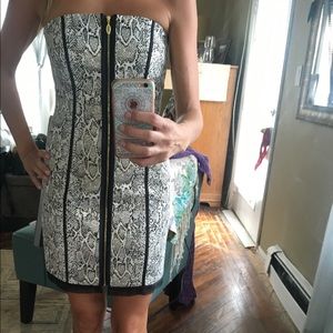 Fun fit. Never worn. Zips bottom to top on front.