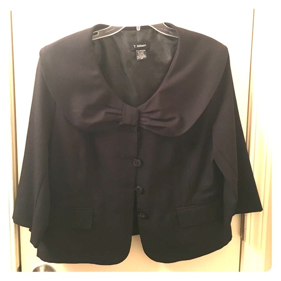 Black 3/4 sleeve suit jacket