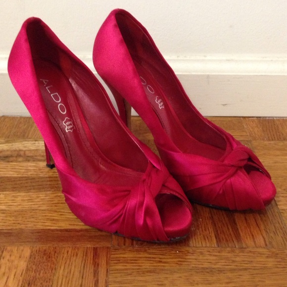 Red silk pumps - Picture 2 of 3