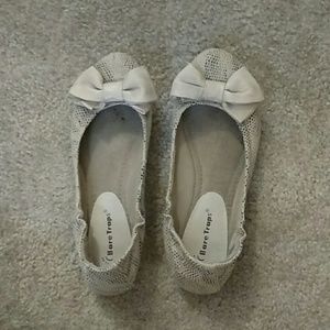 Cute flats with bow. Comfortable to wear