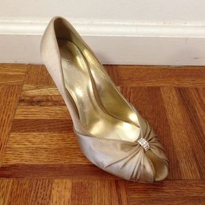 Gold pumps