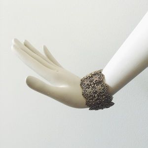 stretch floral detail cuff