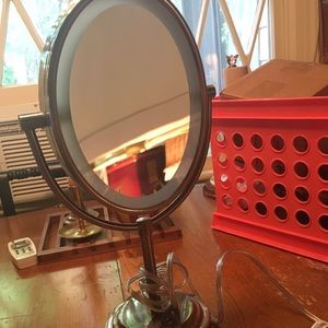 Light up vanity mirror
