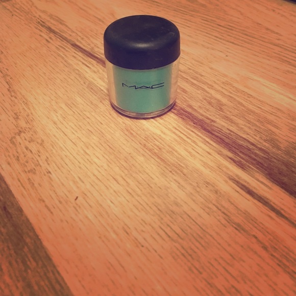 Mac green loose eyeshadow