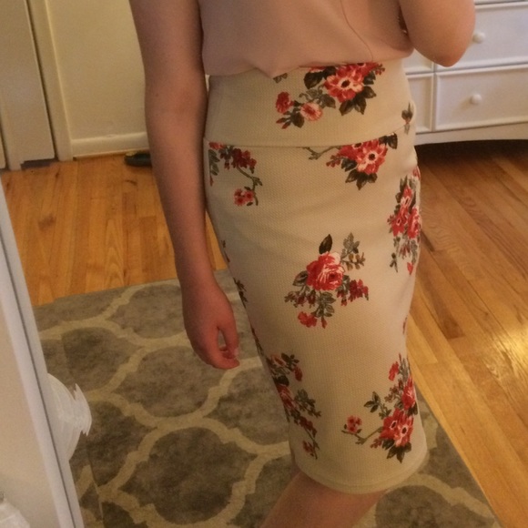 Beige/cream red floral lularoe Cassie pencil skirt