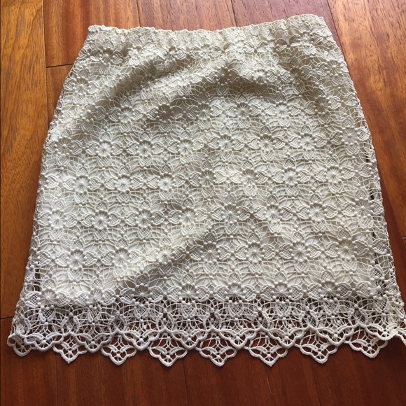 H&M size 6, or small. Cream eyelet skirt