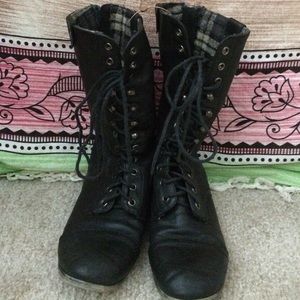 Black Steve Madden combat boots