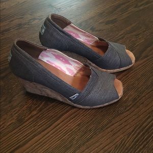 Toms Wedge. Silver metallic chambray. Cork heel.