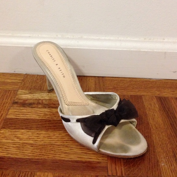 Cute bow heels