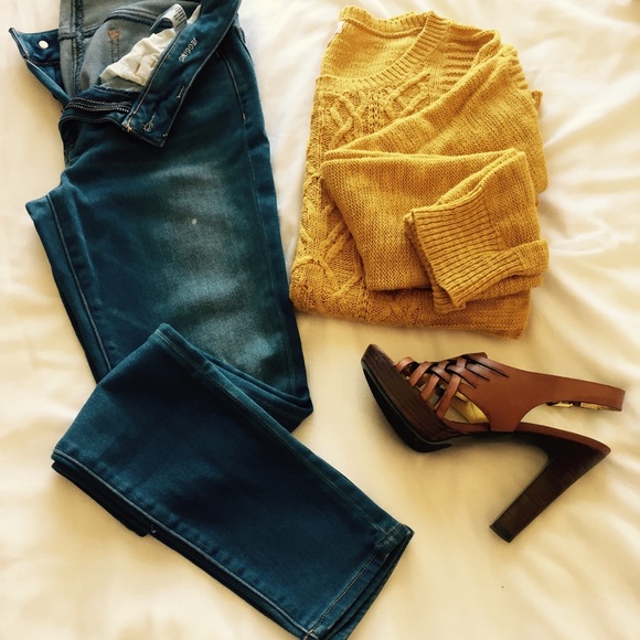 American Eagle Light Blue Skinny Jeans.