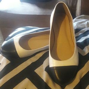 Black & White Flats