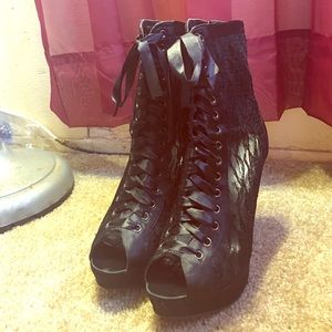 From the De Blossom collection , floral laced heel