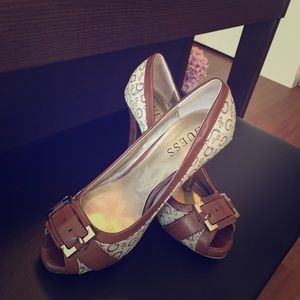 🌸 BOGO 50% off - Guess signature pumps