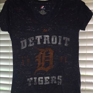 Detroit tigers shirt large (runs small)