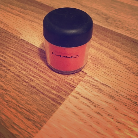 Mac loose eyeshadow in Rule