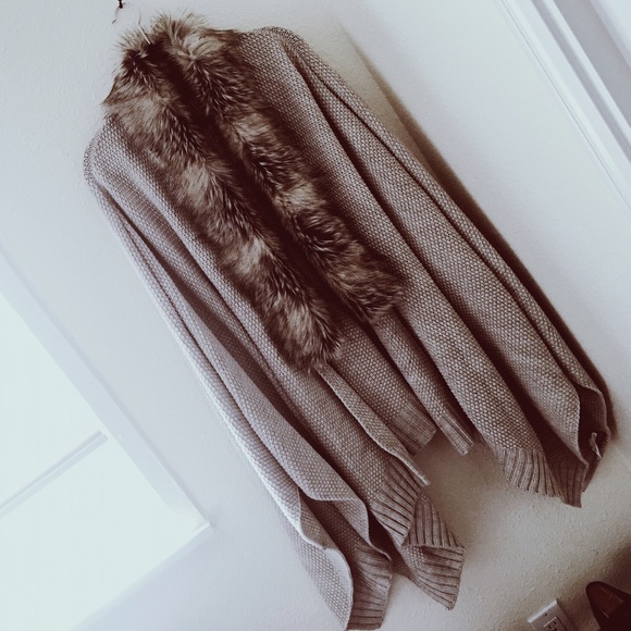 NWOT fur neckline shawl poncho sweater